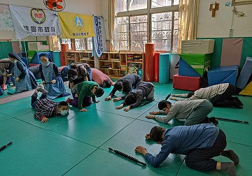 대만선교지-장애인시설에서 운동치료 수업 중인 박 마누엘라수녀님