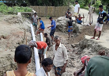 방글라데시 선교지 - 나자렛 학교 정문 앞 파이프 심기 20년