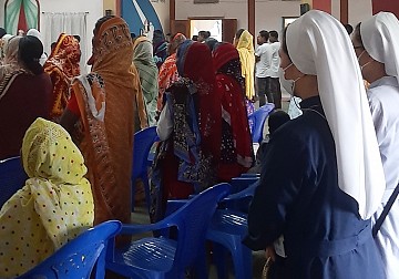 방글라데시 선교지 - 미사 참석 후 총원장 수녀님과 인사 나눔