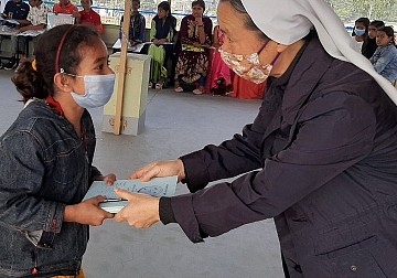 선교지 방글라데시 12월19일(금) 학교 졸업식, 졸업 학생 개근상 수여.