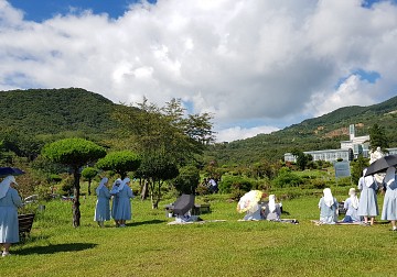 추석 故최재선 주교님의 묘지를 방문, 연도