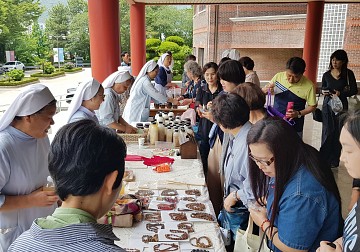 부산 후원회원을 위한 피정. 수녀원 건축기금 마련을 위한 물품판매
