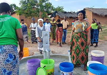 모잠비크 기쁨의 샘이 터졌습니다