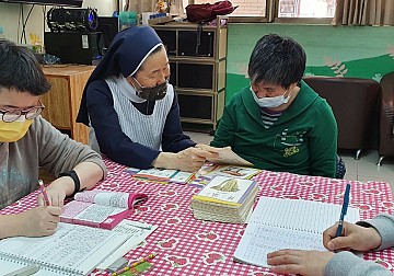 대만선교지-장애인시설에서 단어 수업-박 마누엘라 수녀님