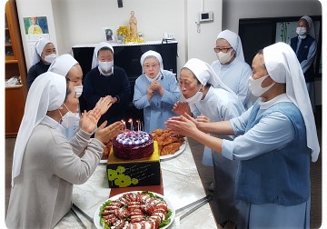 한국외방선교수녀회 설립 36주년 축하 케익 절단 및 아침식사