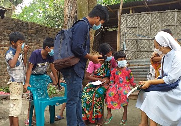 방글라데시 선교지. 아이들에게 장학금을 전달하기 위해 가정방문