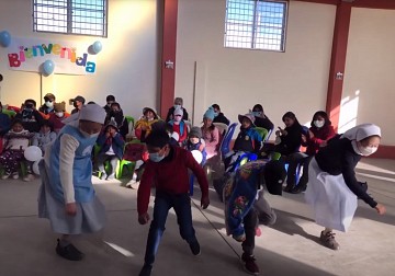 볼리비아 오루로 센터 어린이들이 총원장 수녀님 방문을 환영하기 위해 춤 연습