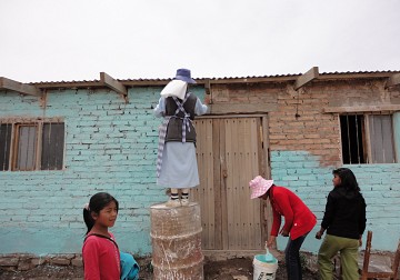볼리비아 오루로 선교지 센터 페인트 칠하기