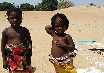 아프리카 모잠비크 선교지 - 니아사 호수에서 수영하는 어린이들