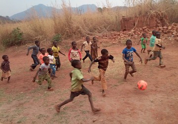아프리카 모잠비크 선교지 - 공부방과 어린이집을 이용하는 어린이들이 축구 경기 중