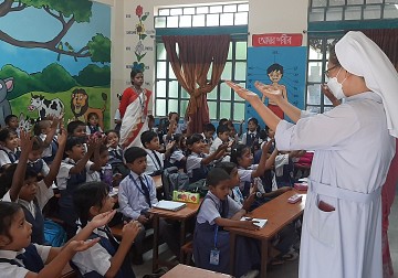 방글라데시 선교지 - 샌 필립학교에서 유아반 실습중인 마리요셉수녀님