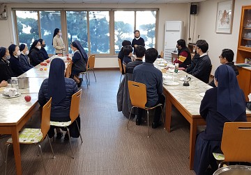 한국외방선교회 신부님들과 신학생들 방문과 환영인사