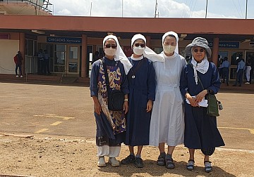 우 노아 수녀님 아프리카 모잠비크 선교지 도착 인증! 함께 일할 수녀님들과 공항에서 한 컷