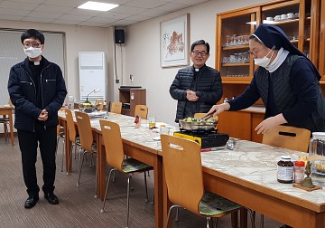홍콩에서 선교하고 계시는 김용재 안드레아 신부님 수녀원 방문 환영합니다.