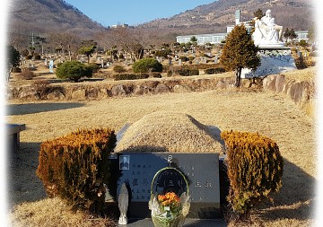 최재선 요한 주교님의 묘지와 이옥경 에스페란사 수녀님의 묘지를 찾아 연령을 위한 기도