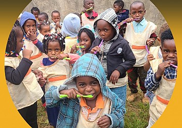 선교지 아프리카 모잠비크 - 어린이들 치아 건강을 위해 양치질 교육