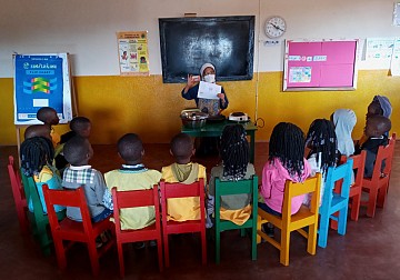 모잠비크 마리아녜수녀님 유치원 어린이들에게 요리수업 중