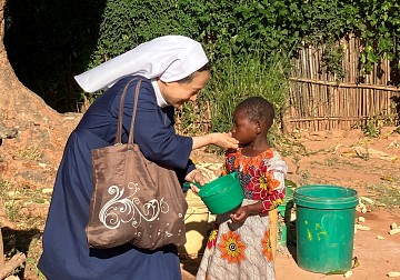 모잠비크에서 장애를 가진 Enia, Fidelia, Ivonete를 일주일에 3번 방문하며 돌보고 계시는 효임골롬바 수녀님