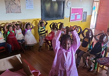 선교지 아프리카 모잠비크 마루파 유치원 어린이들에게 우비 선물