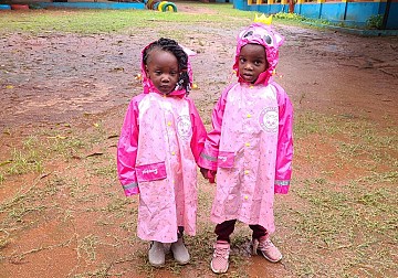 모잠비크 어린이들에게 비옷 선물